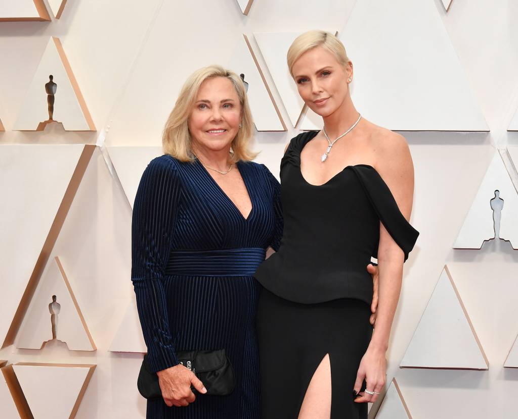 Charlize Theron e a mãe