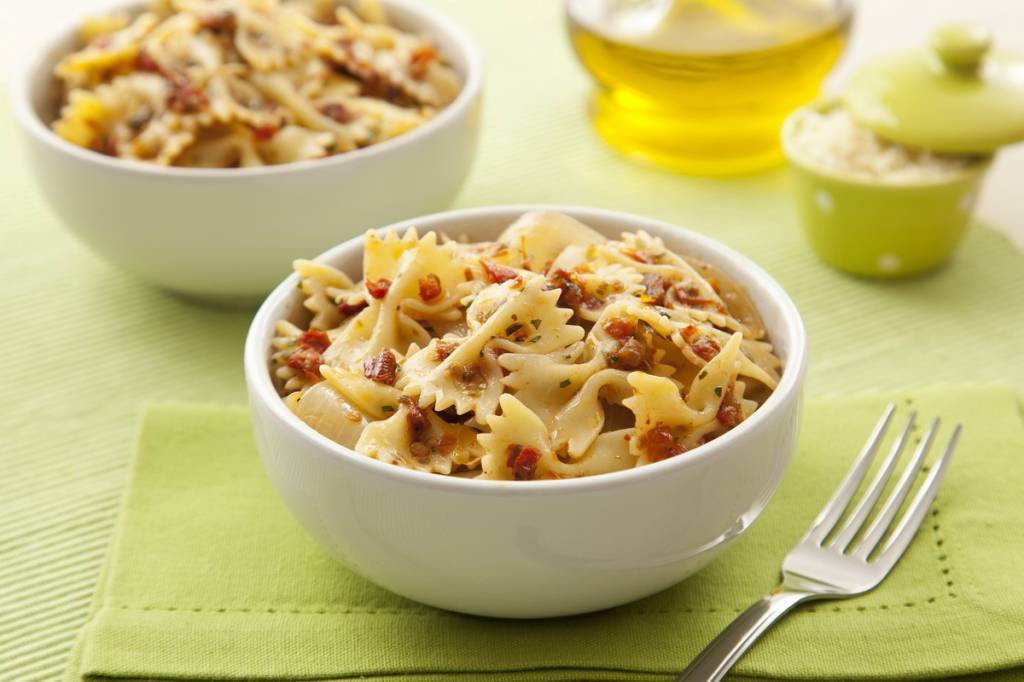 Gravatinha com tomate seco, alcaparras e ervas