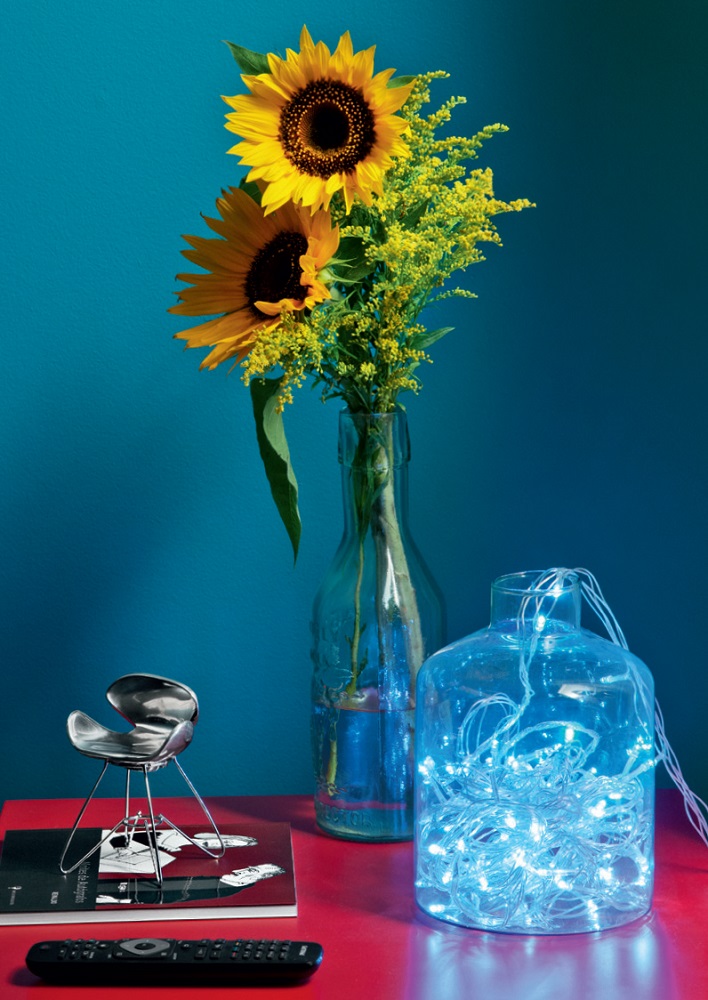 Uma ideia charmosa &eacute; usar as luzinhas dentro de vasos ou garrafas espalhados pelos ambientes.