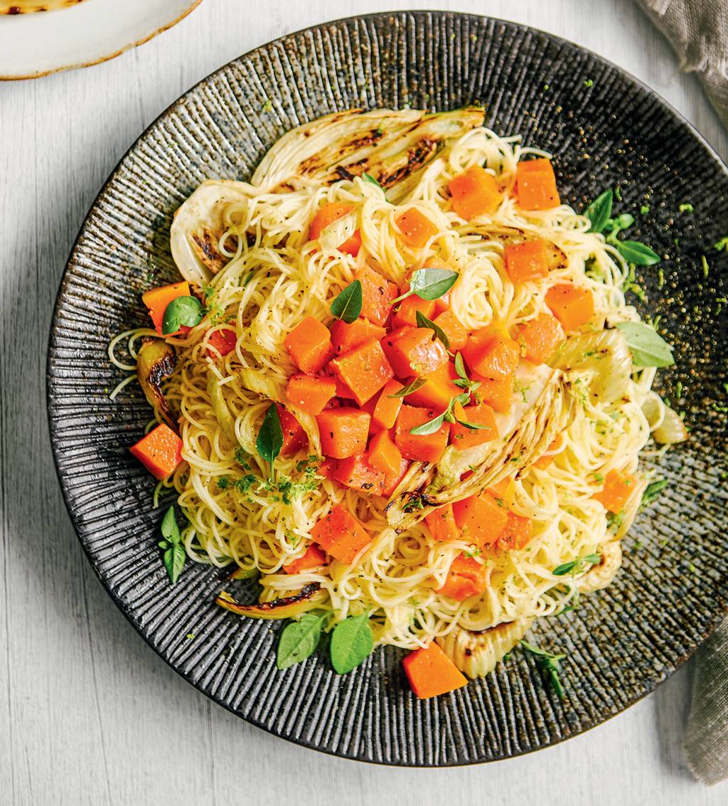Macarrão cabelo-de-anjo com abóbora e erva-doce