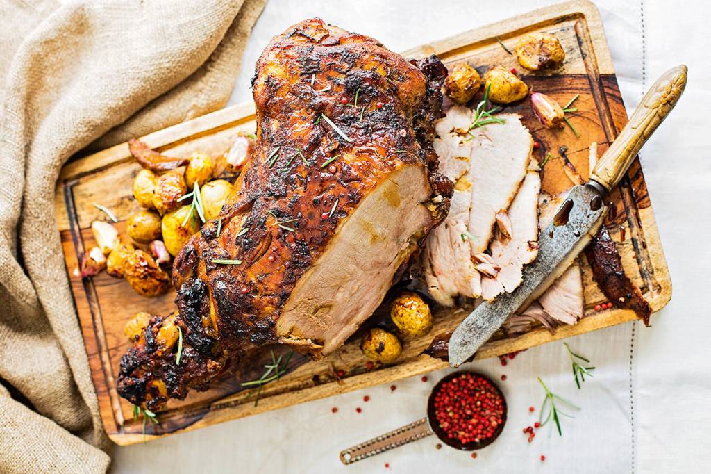 Pernil de porco com batata-bolinha