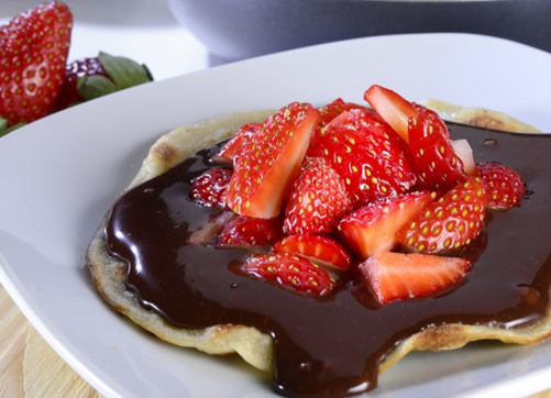 Pizza doce de chocolate com morango