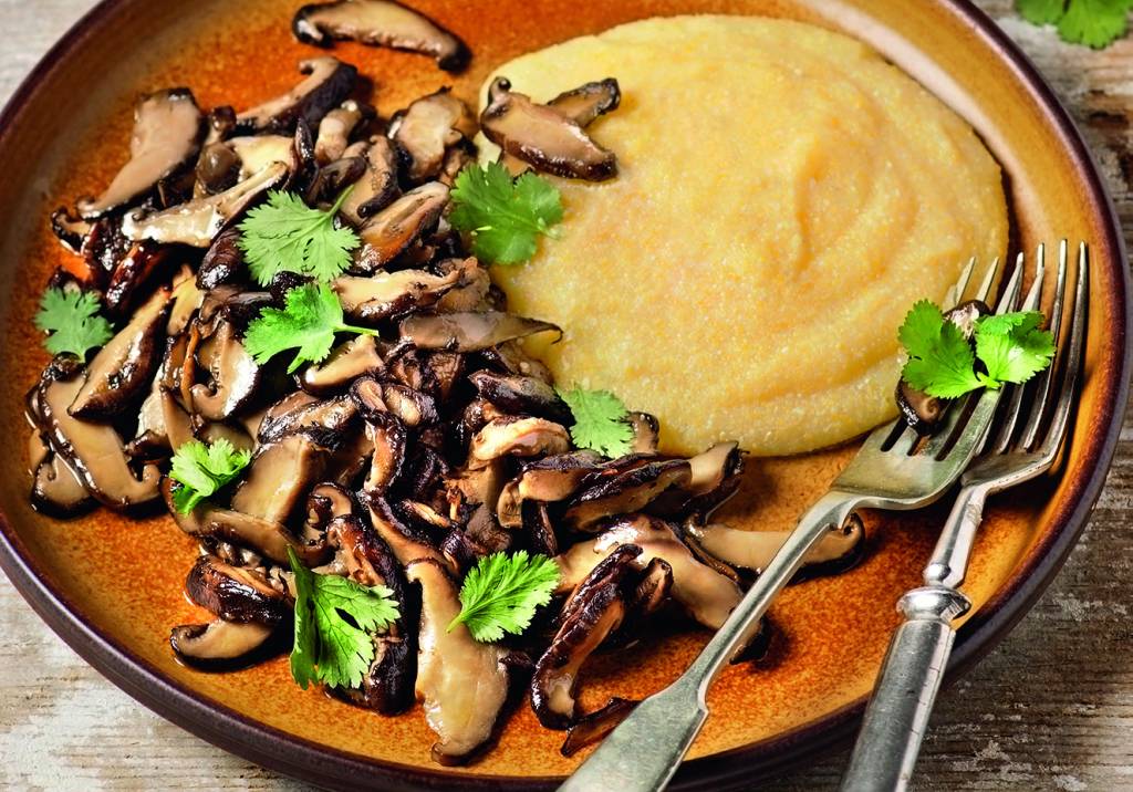 Polenta mole com cogumelo para um jantar gourmet