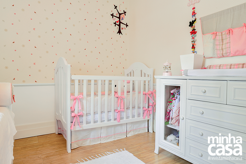 <span>Para harmonizar com o gracioso papel &ndash; aplicado na parte superior da parede atr&aacute;s do ber&ccedil;o, a 90 cm de altura &ndash;, as demais superf&iacute;cies receberam tinta acr&iacute;lica off-white, puxando para o creme. A moldura de poliuretano injetado (C&C) marca o limite entre os revestimentos.&nbsp;</span>Projeto da arquiteta Gabriela Kalili.