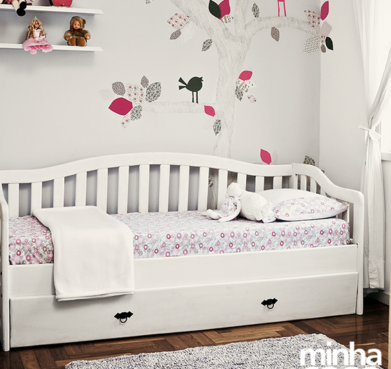 Quarto de menina delicado e organizado