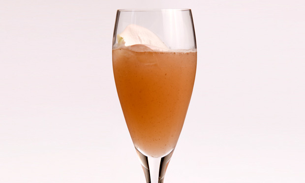 Coquetel com pétalas de rosa