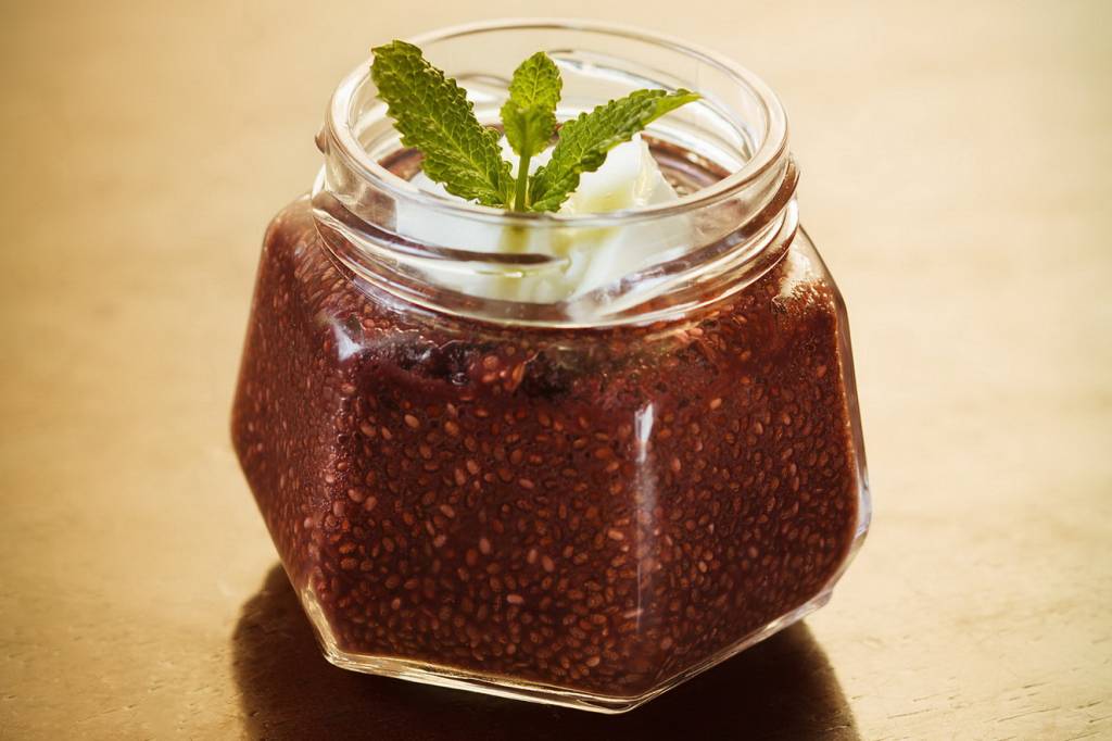 Pudim de chia com calda de frutas vermelhas