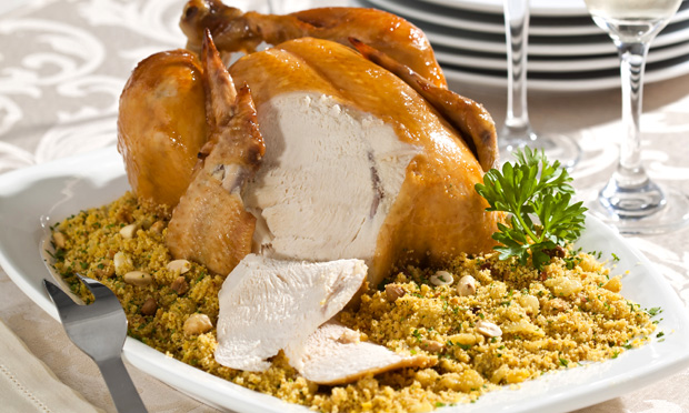 Frango assado com farofa de amendoim