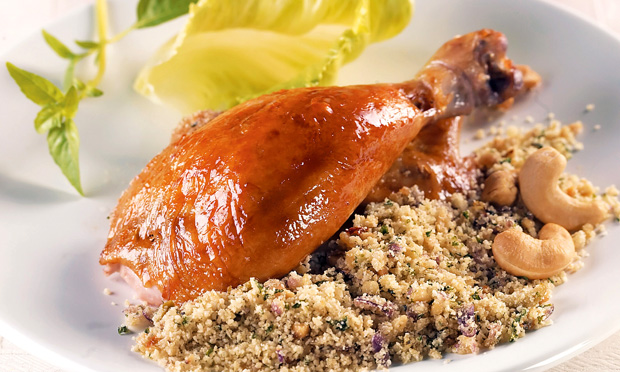 Frango assado com farofa de castanha de caju