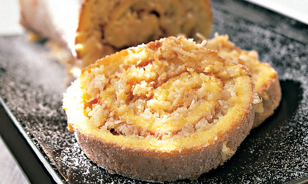 Rocambole de doce de leite com coco e psitache