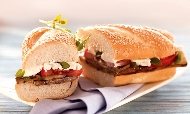 Sanduíche de berinjela e queijo branco