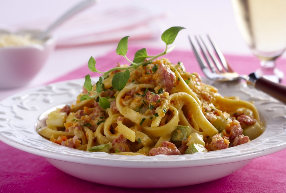 Talharim com legumes e linguiça