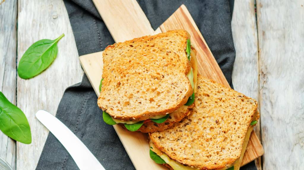 Sanduíche integral com pasta de manjericão