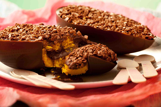 Ovo de Páscoa de colher com recheio de bolo de cenoura e ganache