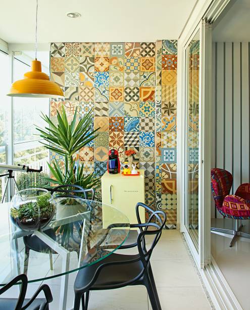 <span>A varanda foi entregue pela construtora com piso, pontos de água e esgoto. E até que ela se convertesse neste canto aprazível, o engenheiro Murilo suou muito. Foi ele quem os revestimentos. Estes, aliás, escolhidos a dedo: mosaico supercolorido com jeitão de ladrilho hidráulico. O frigobar Retrô amarelo, da Brastemp (Shoptime), é vizinho do vaso com uma grande iúca. Resistente a variações climáticas e à estiagem, a espécie se deu bem por aqui. “É superfácil de cuidar: preciso molhar só a cada 15 dias”, afirma a arquiteta Bruna Carra.</span> <span>A varanda foi entregue pela construtora com piso, pontos de água e esgoto. E até que ela se convertesse neste canto aprazível, o engenheiro Murilo suou muito. Foi ele quem os revestimentos. Estes, aliás, escolhidos a dedo: mosaico supercolorido com jeitão de ladrilho hidráulico. O frigobar Retrô amarelo, da Brastemp (Shoptime), é vizinho do vaso com uma grande iúca. Resistente a variações climáticas e à estiagem, a espécie se deu bem por aqui. “É superfácil de cuidar: preciso molhar só a cada 15 dias”, afirma a arquiteta Bruna Carra.</span>