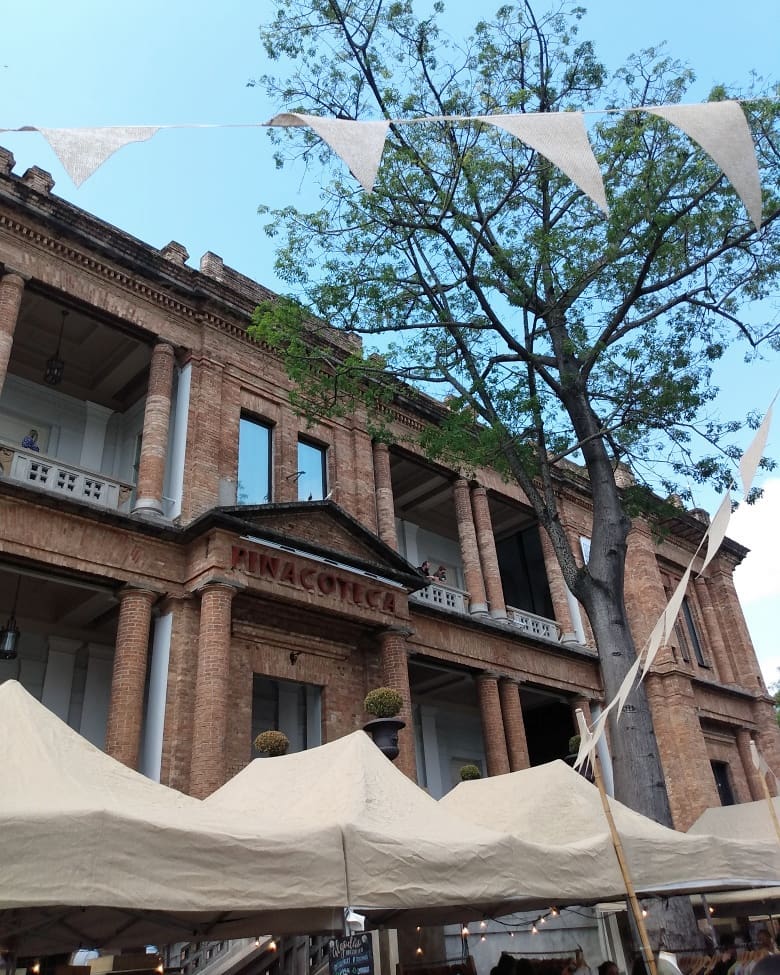 Seus jardins geom&eacute;tricos e alamedas de flores coloridas contrastam com a arquitetura cl&aacute;ssica da Pinacoteca, que fica bem ao lado.