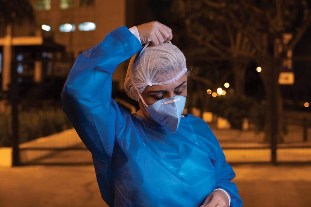 Excesso de trabalho e fake news levam profissionais da saúde ao limite