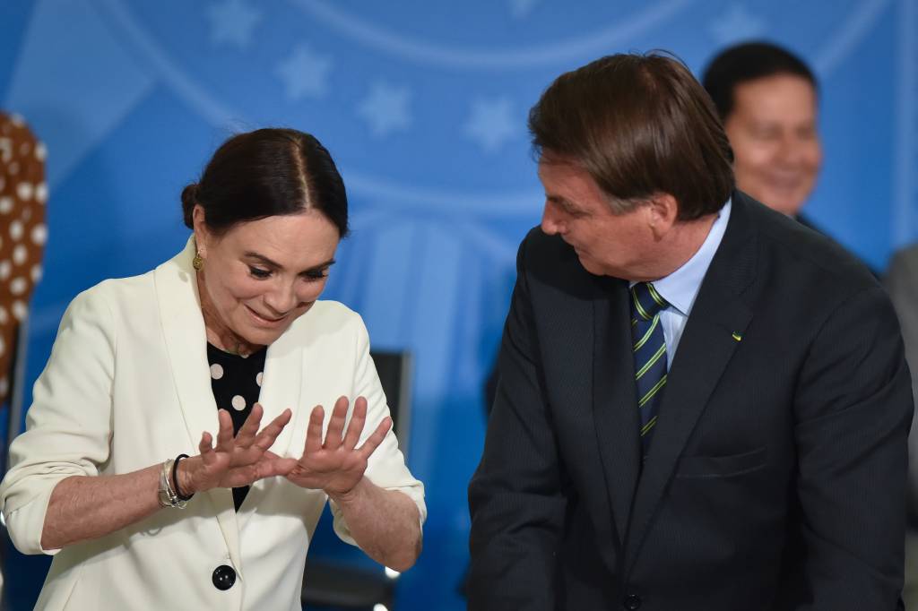 Após dois meses, Regina Duarte deixa o cargo de Secretária da Cultura