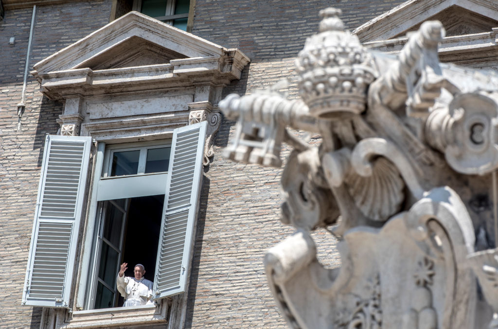 Imagens mostram retorno de fiéis ao Vaticano com distanciamento social