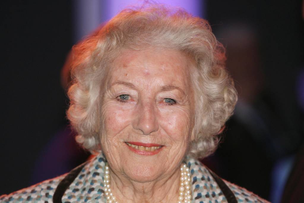 Vera Lynn, cantora de sucesso na 2ª guerra mundial, morre aos 103 anos