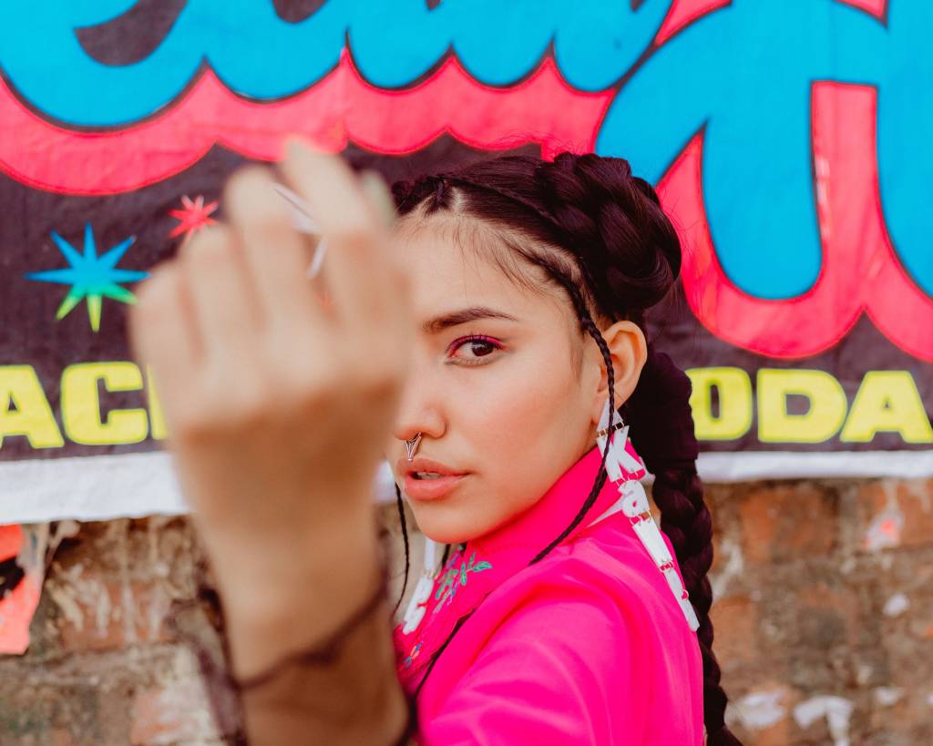 Canto de resistência: peruana Renata Flores usa o ‘quechua’ em sua música