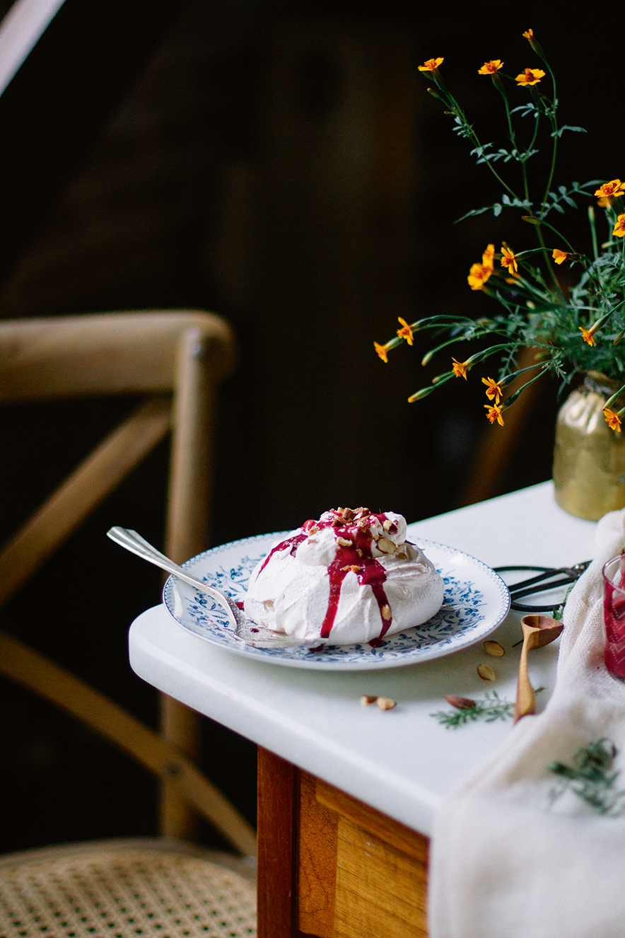 Minipavlova com curd de amora e amêndoa tostada