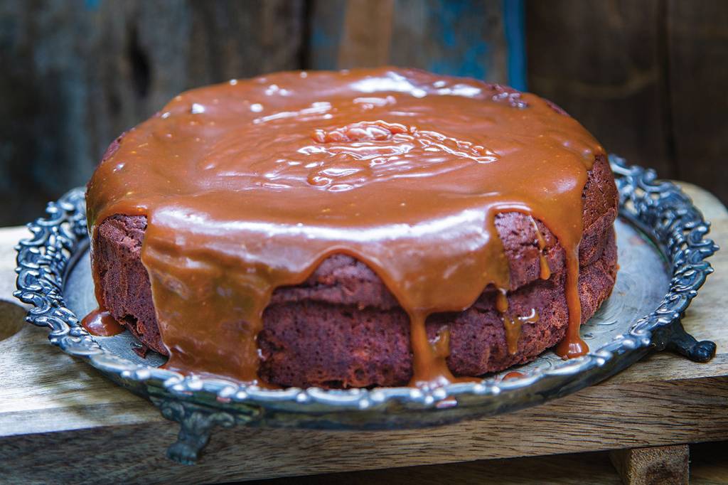 Bolo de chocolate com nibs de cacau e caramelo de cupuaçu