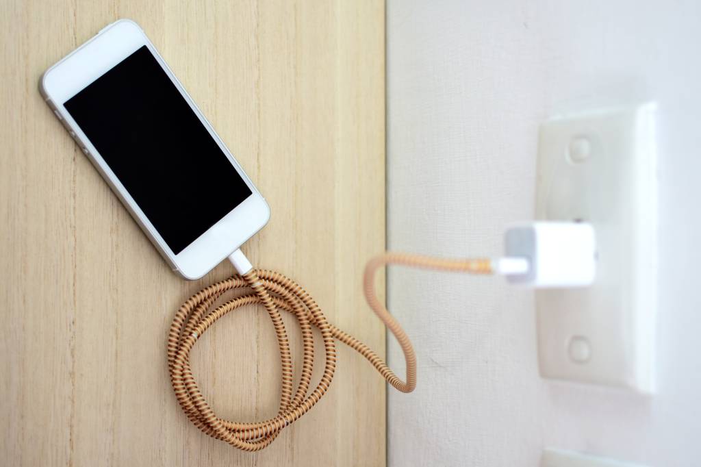 Com celular carregando, menino de 11 anos morre com descarga elétrica