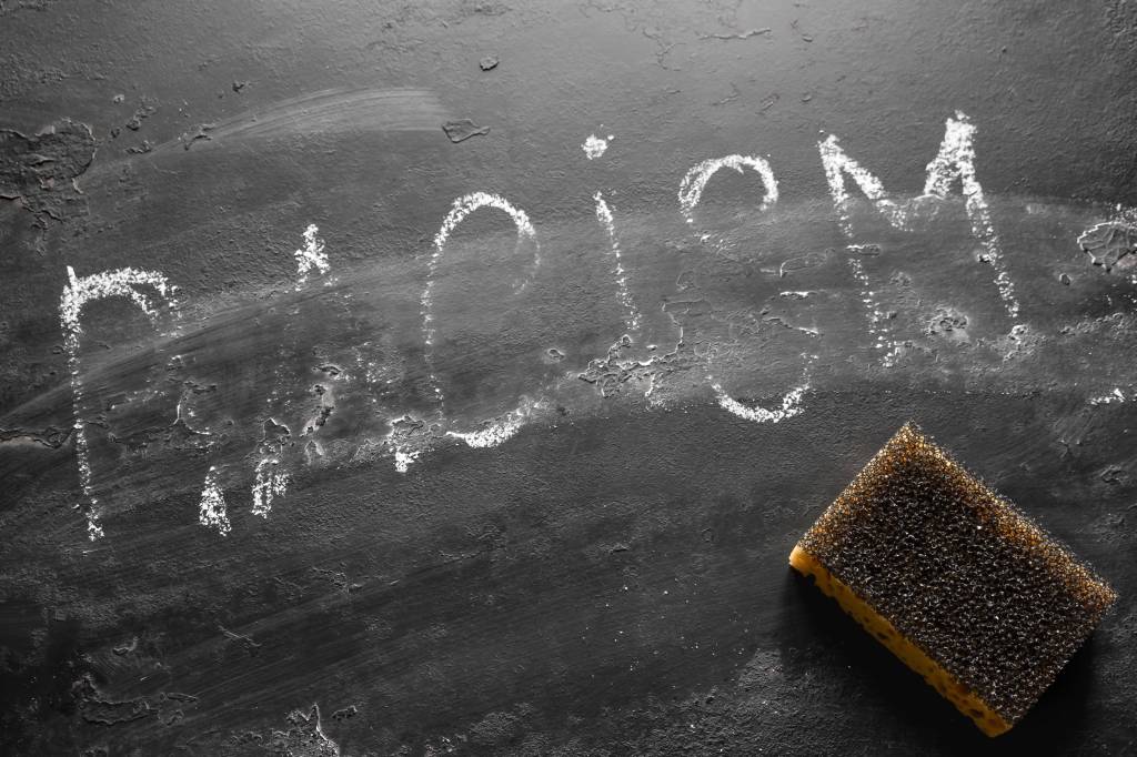 Professor faz comentário racista e alunos pedem sua demissão