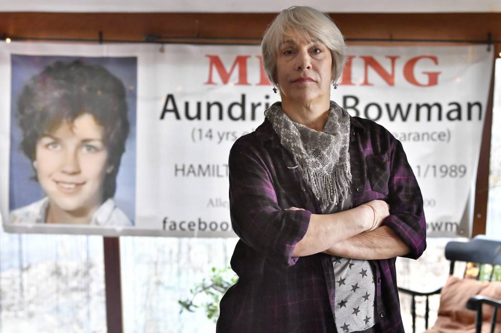 Após entregar filha para adoção, mãe descobre tragédia com a jovem