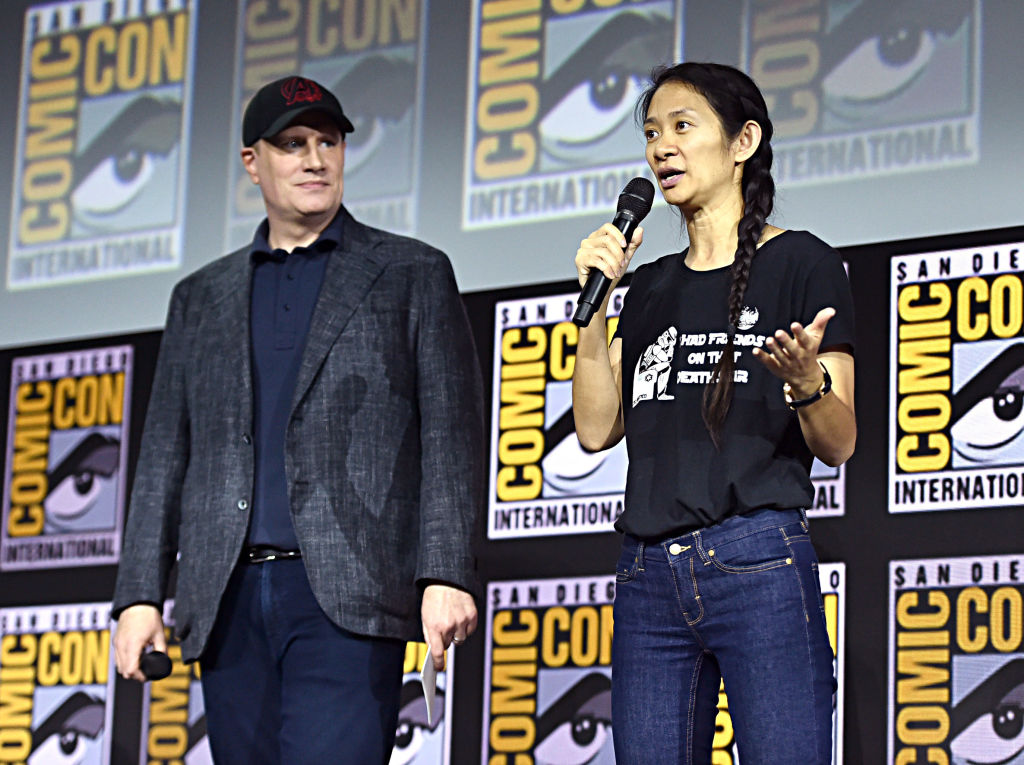 Chloé Zhao ao lado de Kevin Feige, presidente da Marvel Studios, na Comic Con, em San Diego.