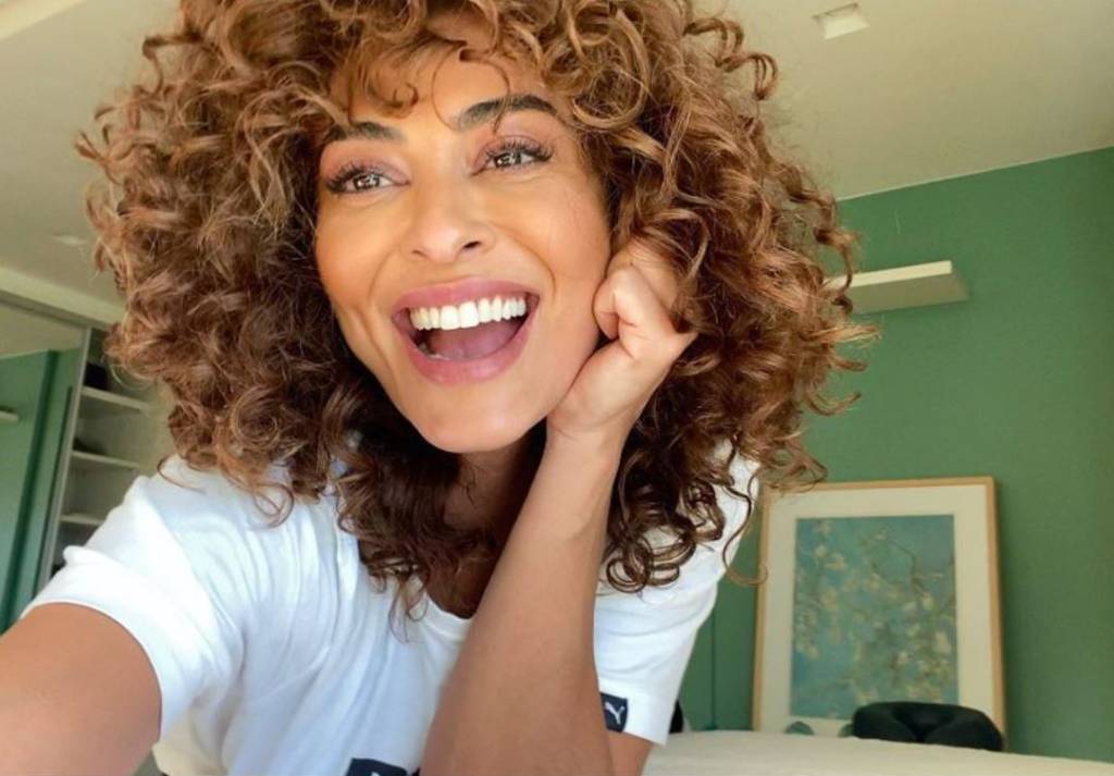 5 estratégias para assumir seus cachos e fios brancos