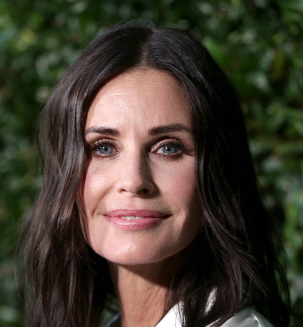 Saudades? Courteney Cox toca “I’ll Be There for You” no piano