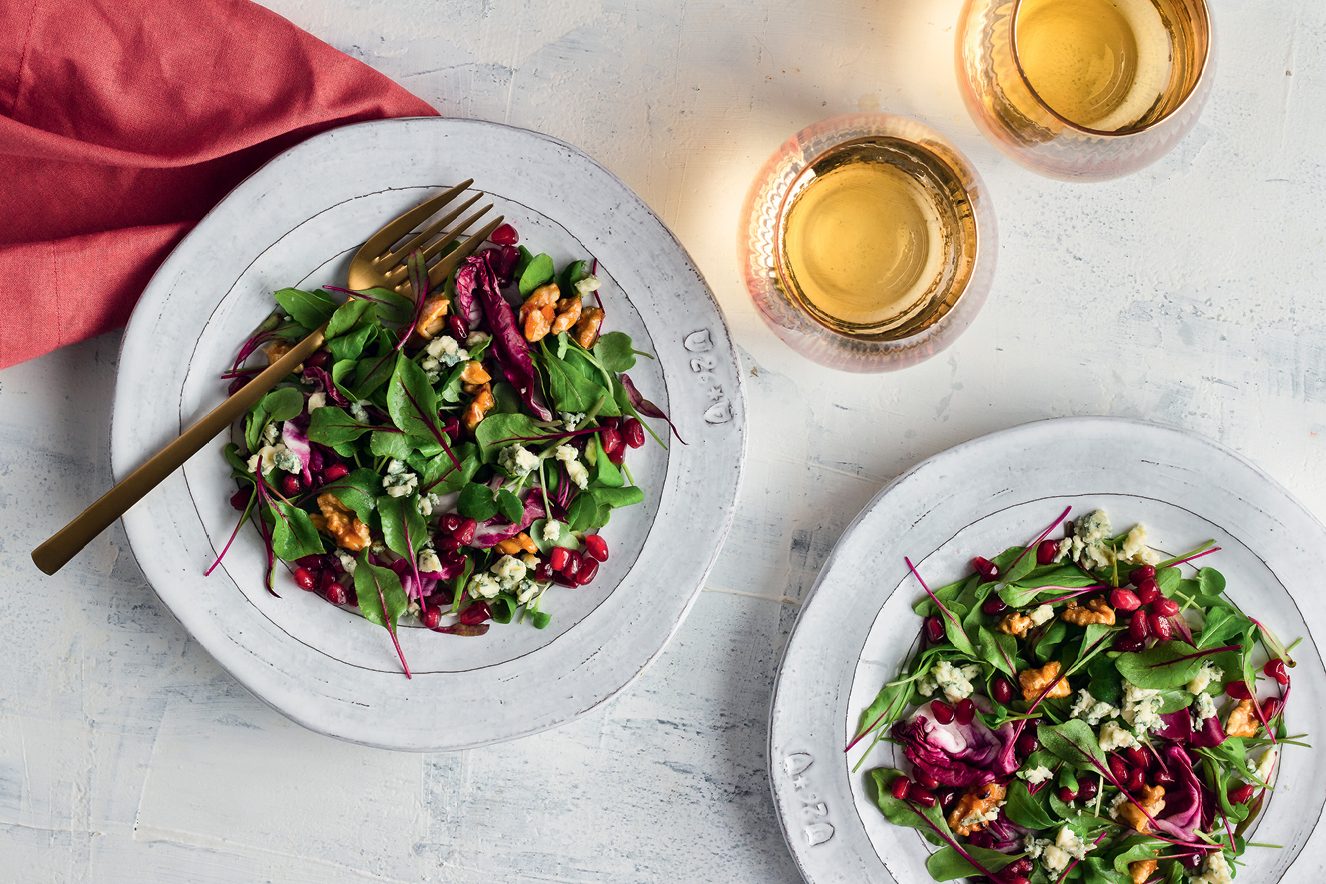 Salada de folhas com nozes caramelizadas e vinagrete de romã