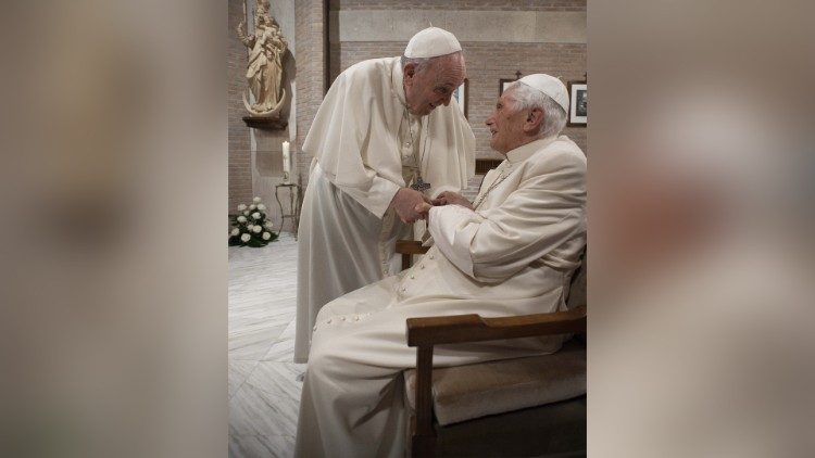 Papas foram um dos primeiros a se vacinar por meio da campanha do Vaticano