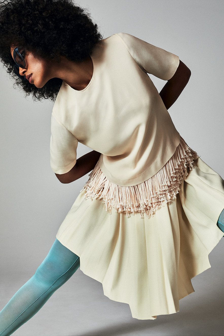 modelo com meia-cal&ccedil;a verde e look amarelo