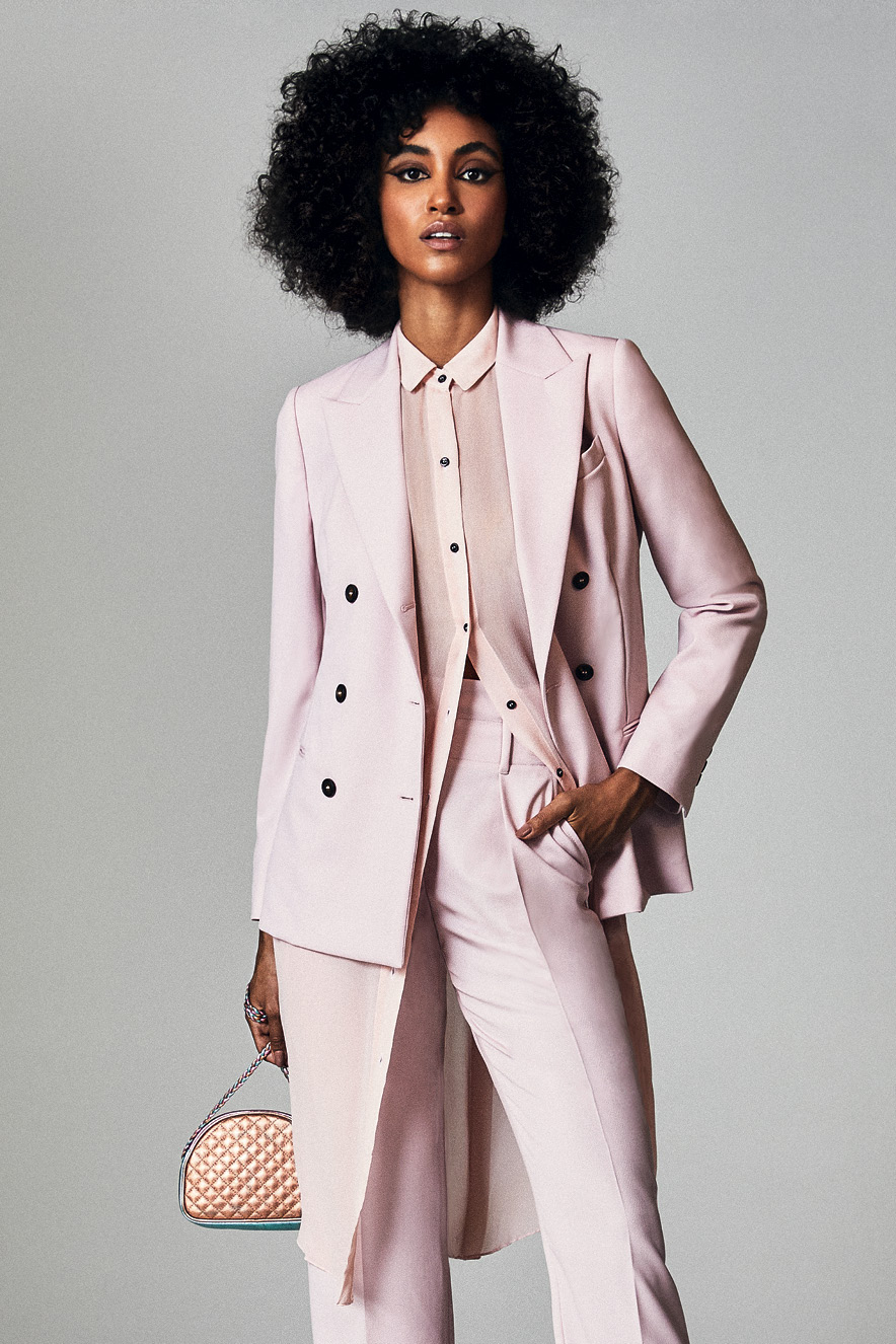 Modelo usa conjunto de cal&ccedil;a e blazer rosa com camisa rosa