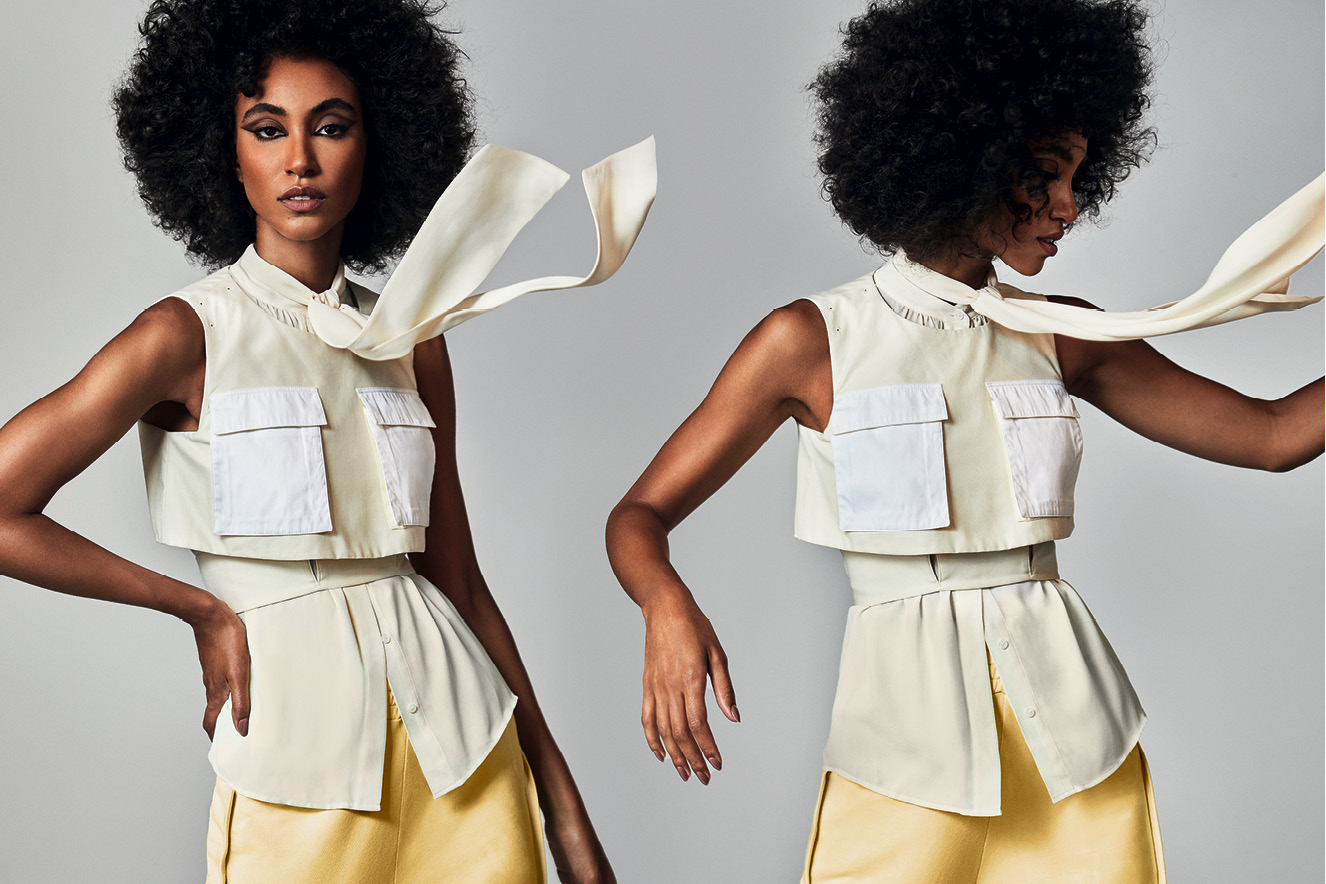 Modelo aparece duas vezes com camisa e colete verde claro e cal&ccedil;a amarela.