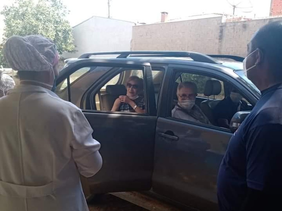 Glória Menezes e Tarcísio Meira são vacinados contra a Covid-19