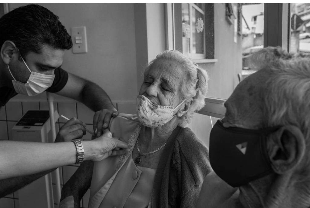 Vacinação dá chance de reencontro entre neta e avós (e rende belas fotos)