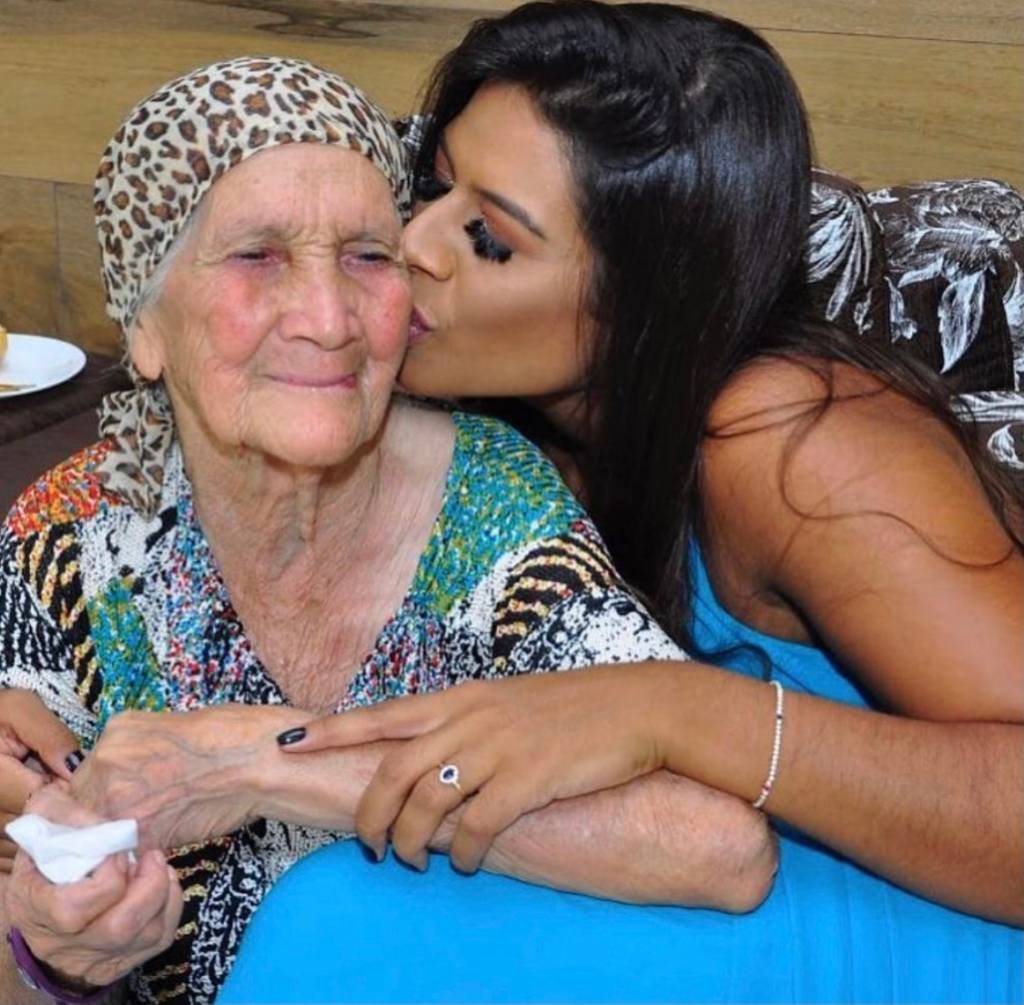 Vó Dele faz sucesso com vídeos de aventuras com a assistente virtual Alexa