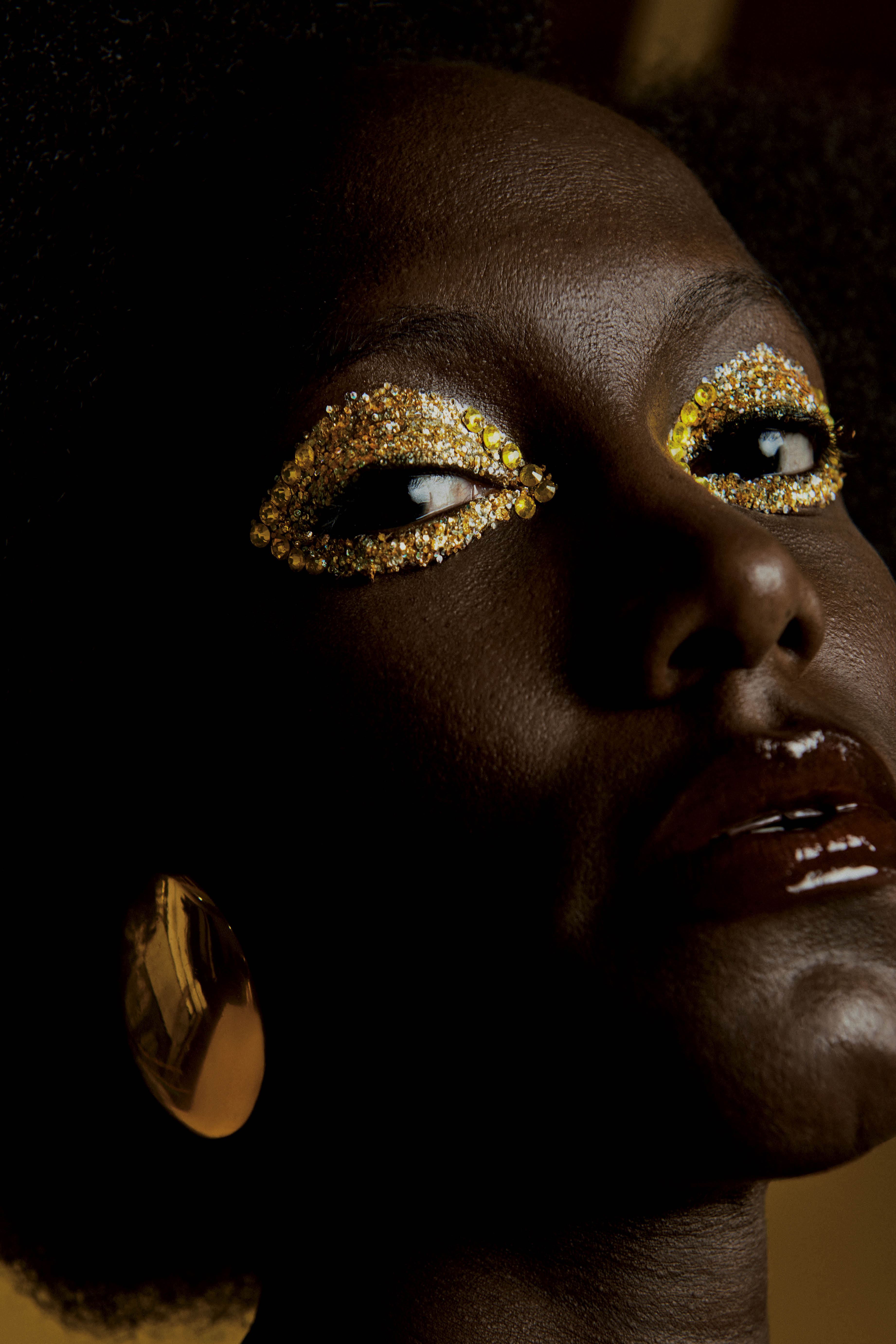 Olhos com sombra dourada e aplica&ccedil;&otilde;es