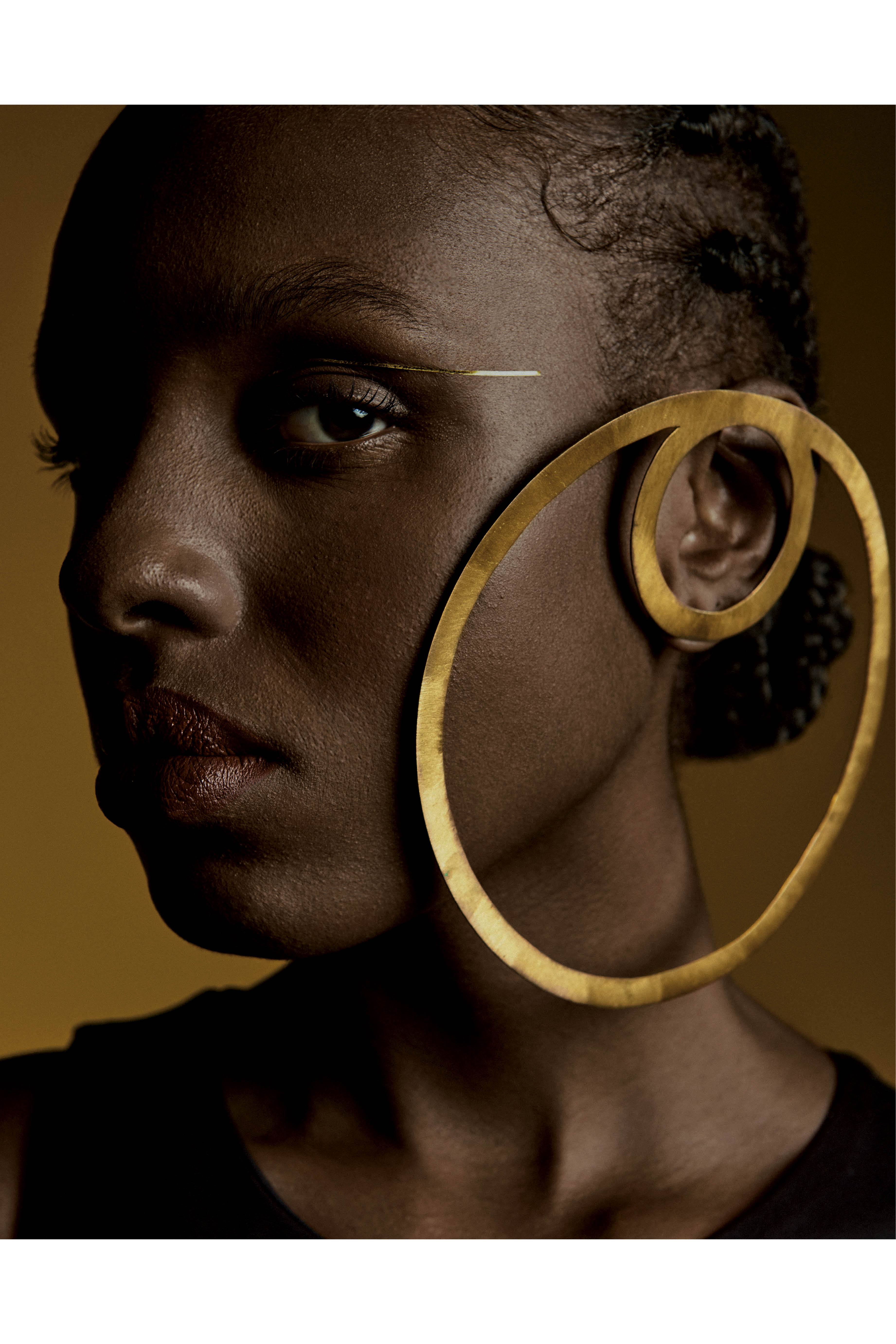 brinco maximalista e olho dourado