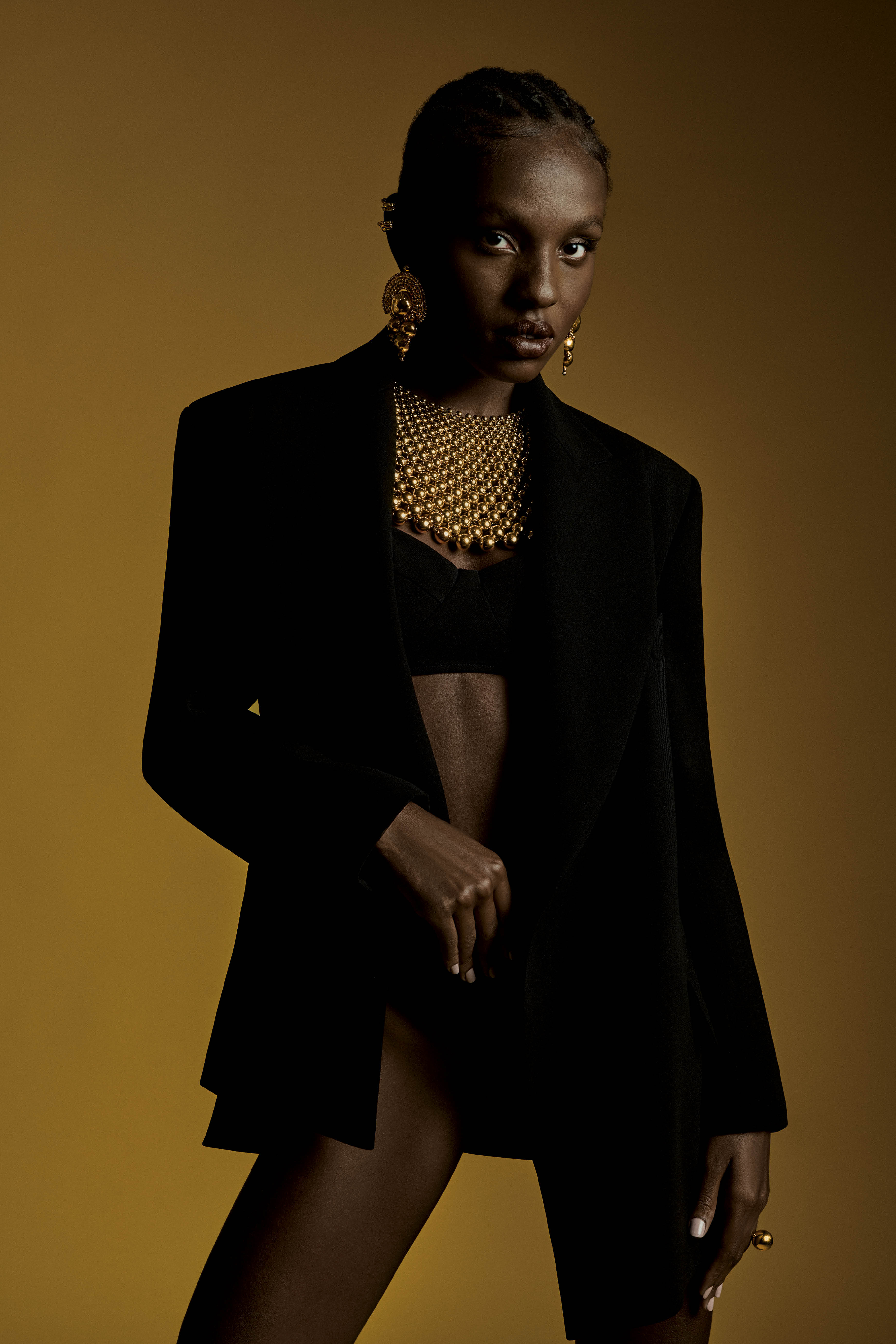 Look preto com acess&oacute;rios dourados