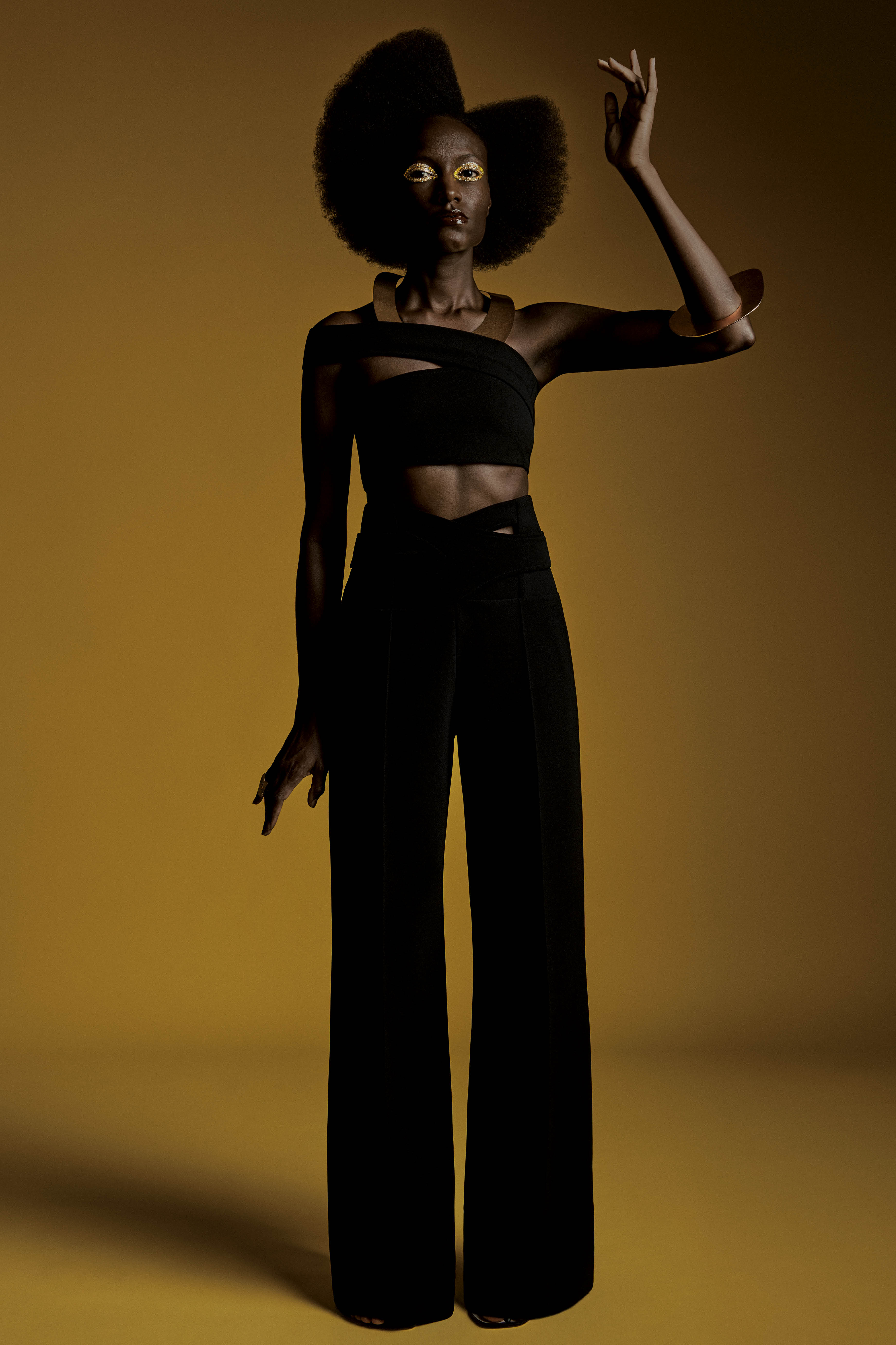 Look preto com acess&oacute;rios dourados