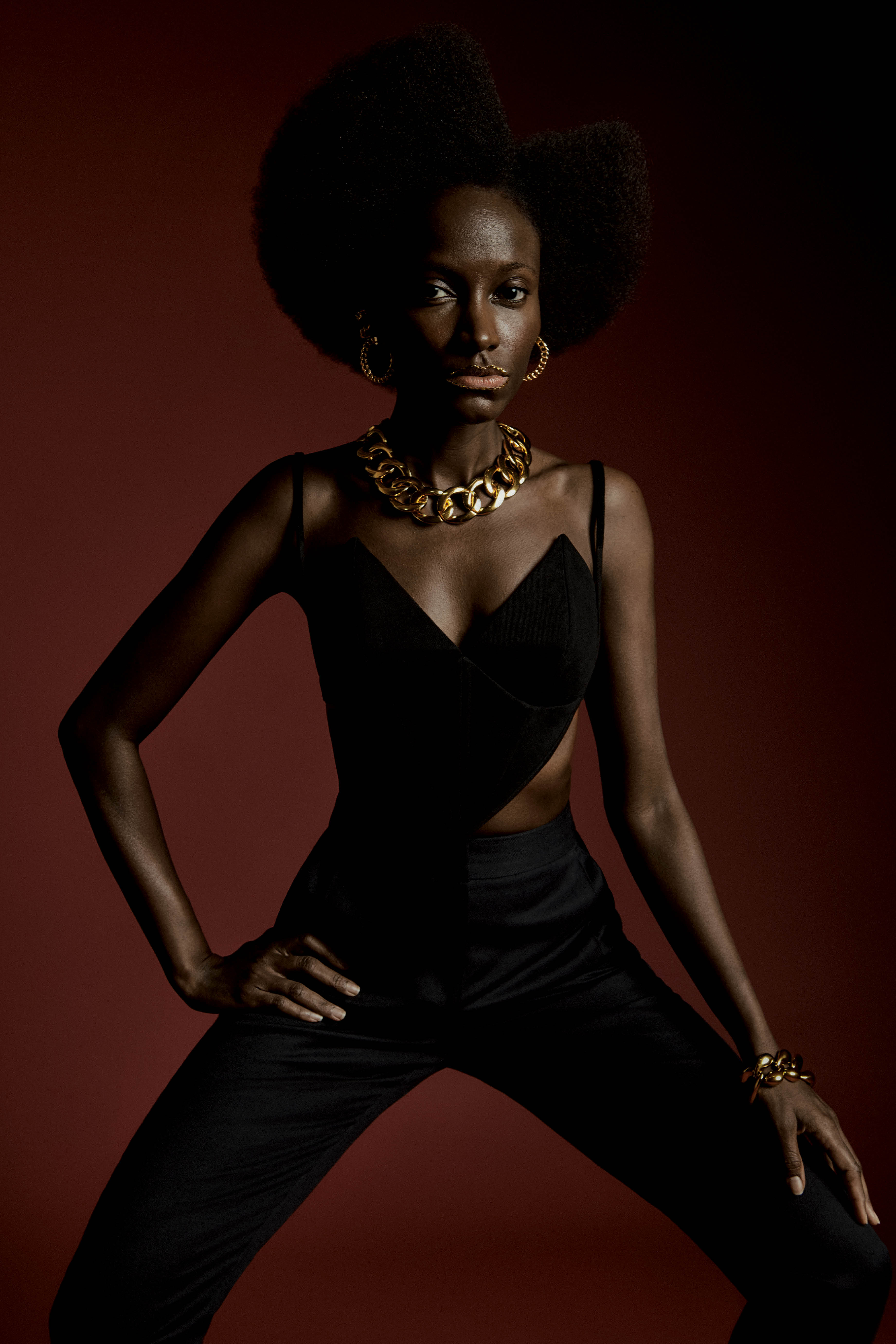 Look preto com acess&oacute;rios dourados