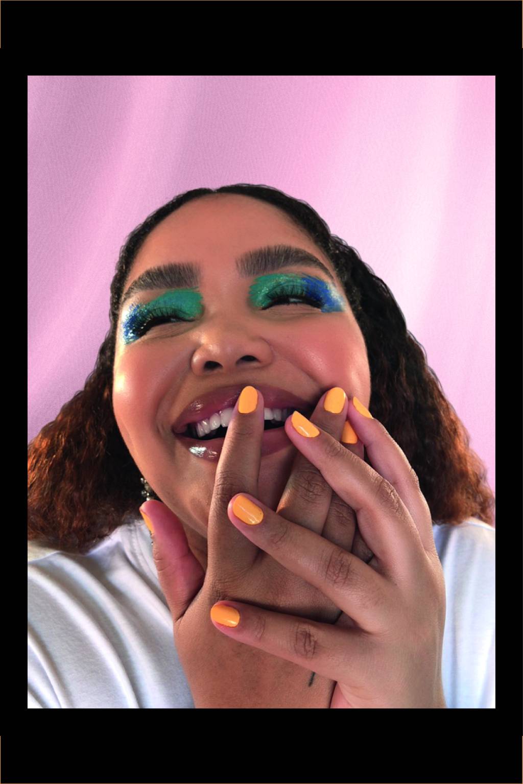 BELEZA4 Mulher com os olhos maquiados com sombra azul e unhas pintadas de amarelo dá risada