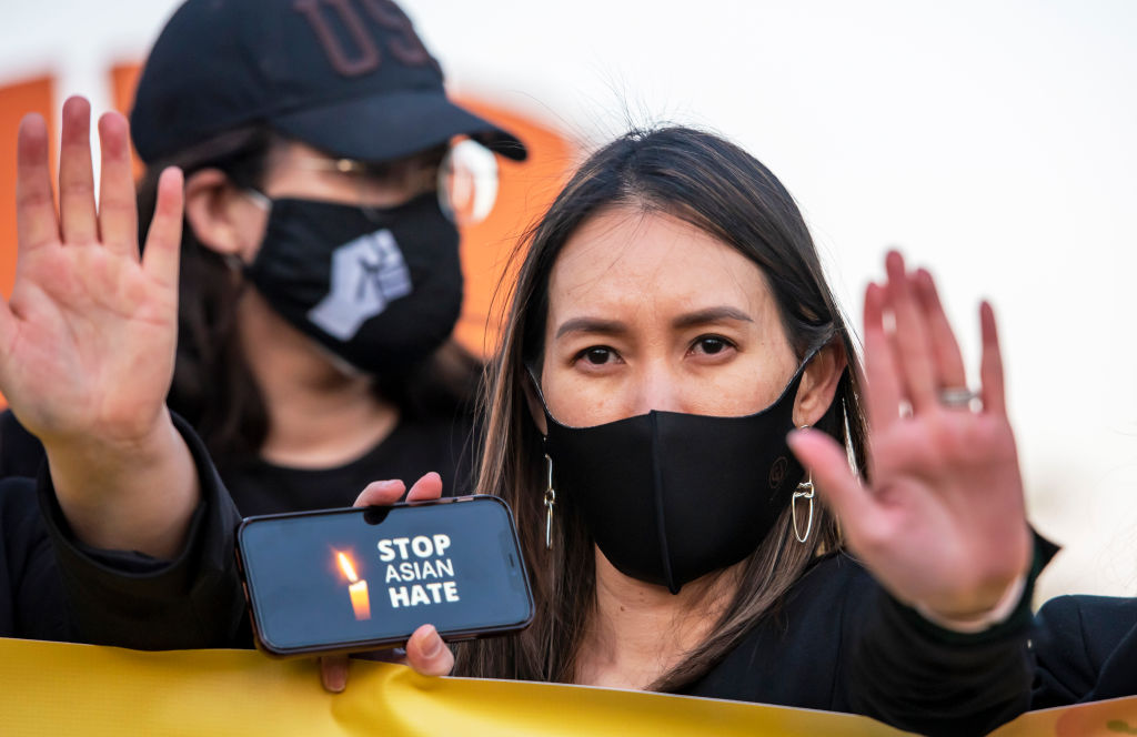 Mulher arrecada U$ 100 mil para proteger asiáticos de ataques racistas