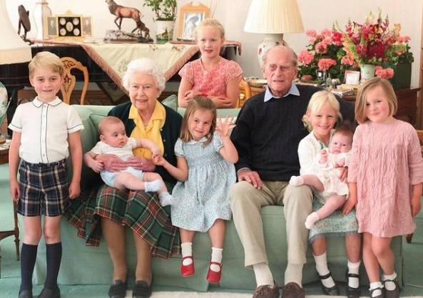 Veja registros inéditos de príncipe Philip com os bisnetos