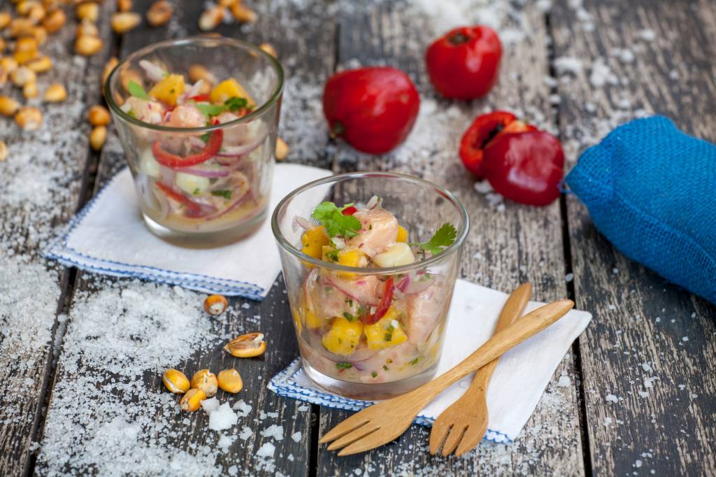 08-Cebiche-de-Salmon-y-Mango-03 Ceviche de salmão com manga e pimenta rocoto
